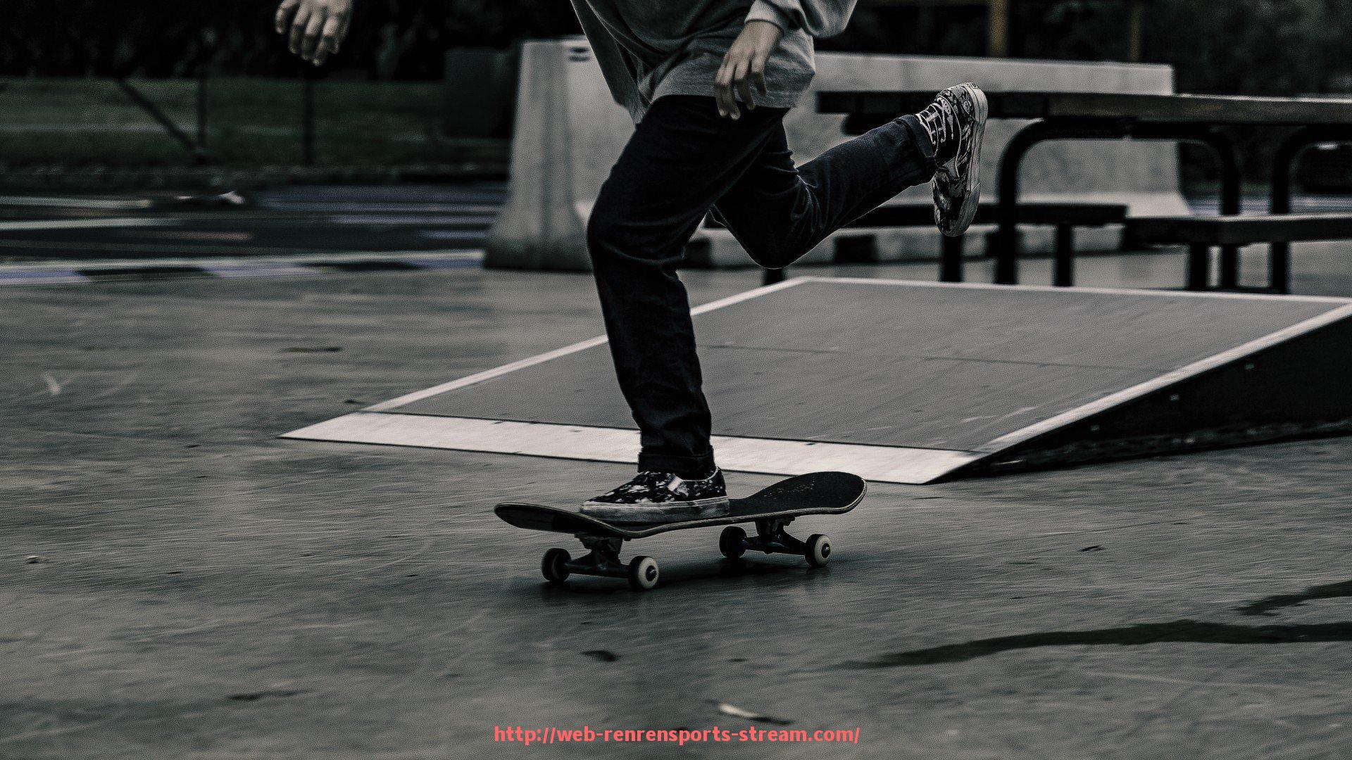 人人体育直播-双手高举训练用健身器材的动作机制与适应群体